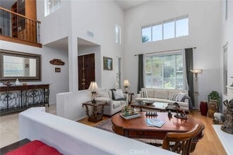 7371 Westcliff Dr in Los Angeles, CA - Foto de edificio - Building Photo