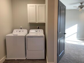 460 N Elm St, Unit B in Siloam Springs, AR - Building Photo - Building Photo