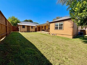 305 W Tom Green St in Brenham, TX - Building Photo - Building Photo