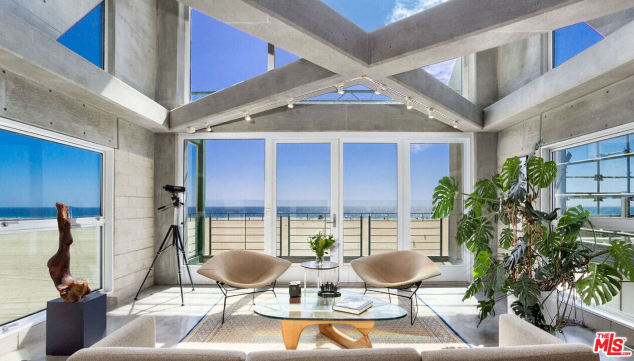 1268 Palisades Beach Rd in Santa Monica, CA - Building Photo