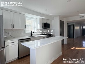 52 Cotting St, Unit 1 in Medford, MA - Building Photo - Building Photo