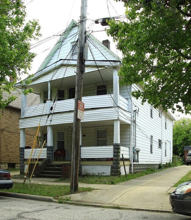 2112 Robin St in Lakewood, OH - Building Photo