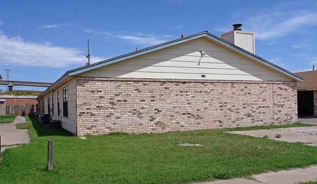 5704 Brownfield Dr in Lubbock, TX - Foto de edificio - Building Photo