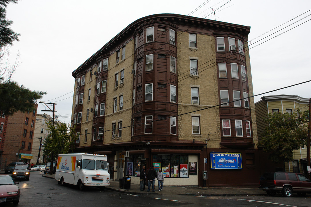 27 Saratoga Ave in Yonkers, NY - Building Photo