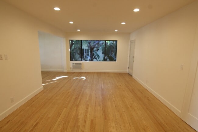 1523 S Wooster St, Unit 4 in Los Angeles, CA - Building Photo - Building Photo