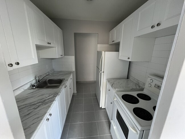 325 Melvin Ave in Hamilton, ON - Building Photo - Building Photo