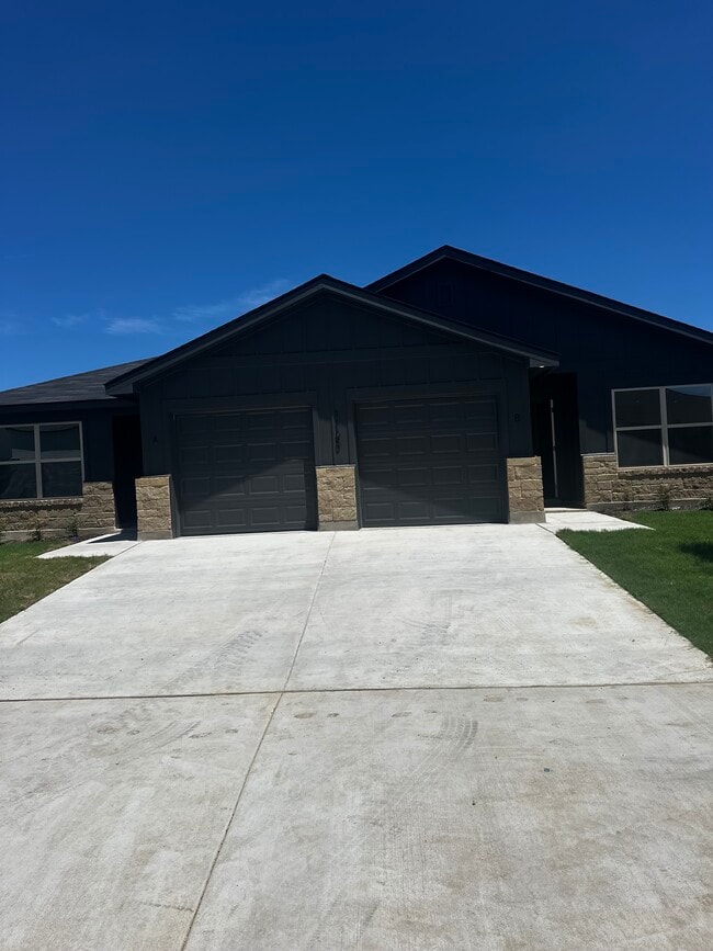 property at 1165 Lindsey Dr