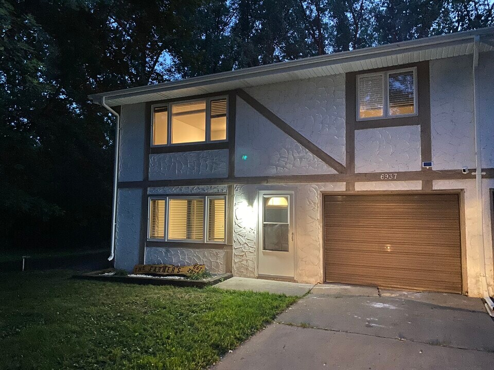 6939 Centerville Rd in Centerville, MN - Building Photo