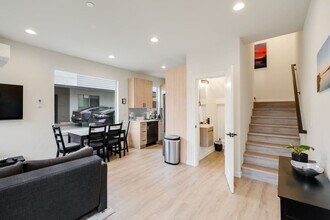 823 NE 70th St in Seattle, WA - Building Photo - Building Photo