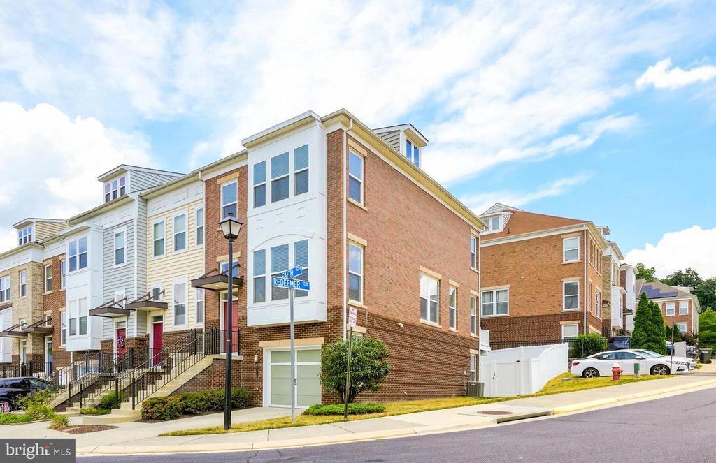 22464 Faith Terrace in Ashburn, VA - Building Photo