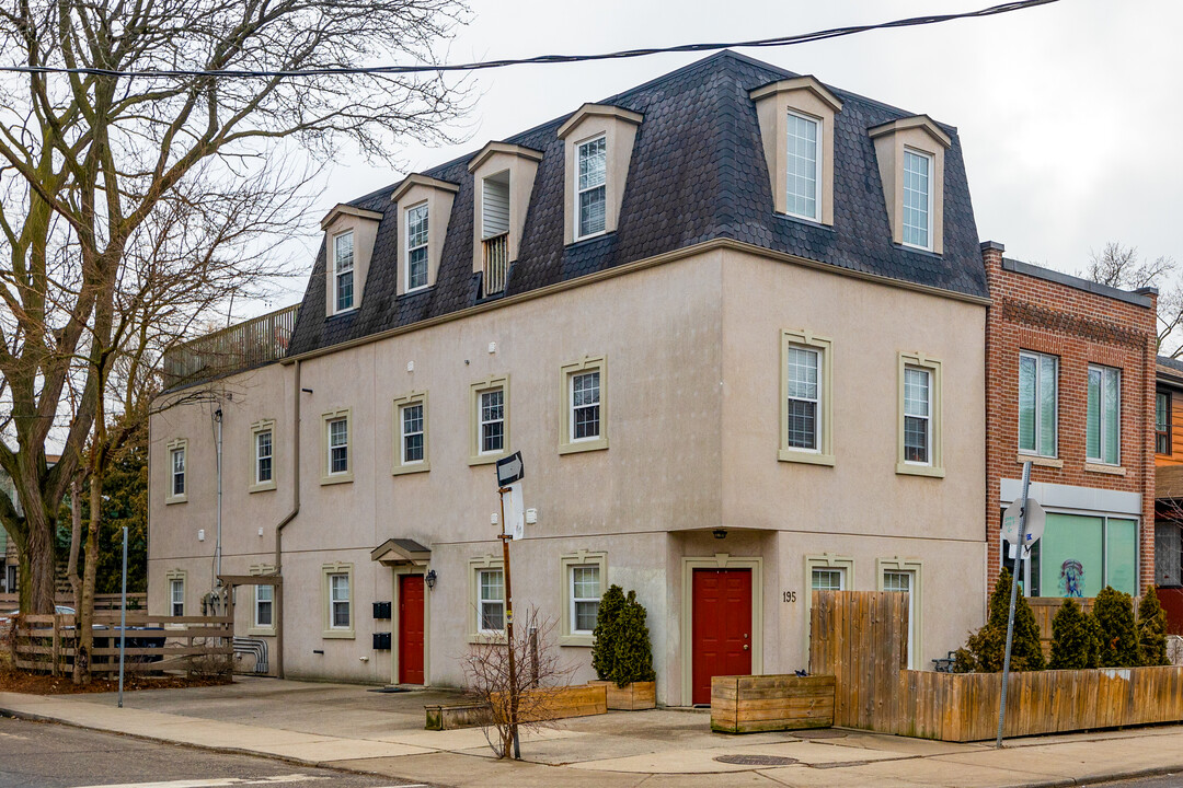 195 Sorauren Av in Toronto, ON - Building Photo