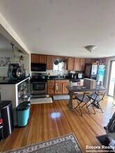 5 Clyde St, Unit 1 in Somerville, MA - Foto de edificio - Building Photo