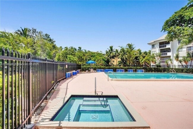 711 N Pine Island Rd, Unit 114