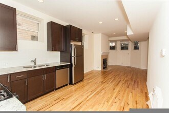 2320 N Southport Ave, Unit 3 in Chicago, IL - Foto de edificio - Building Photo