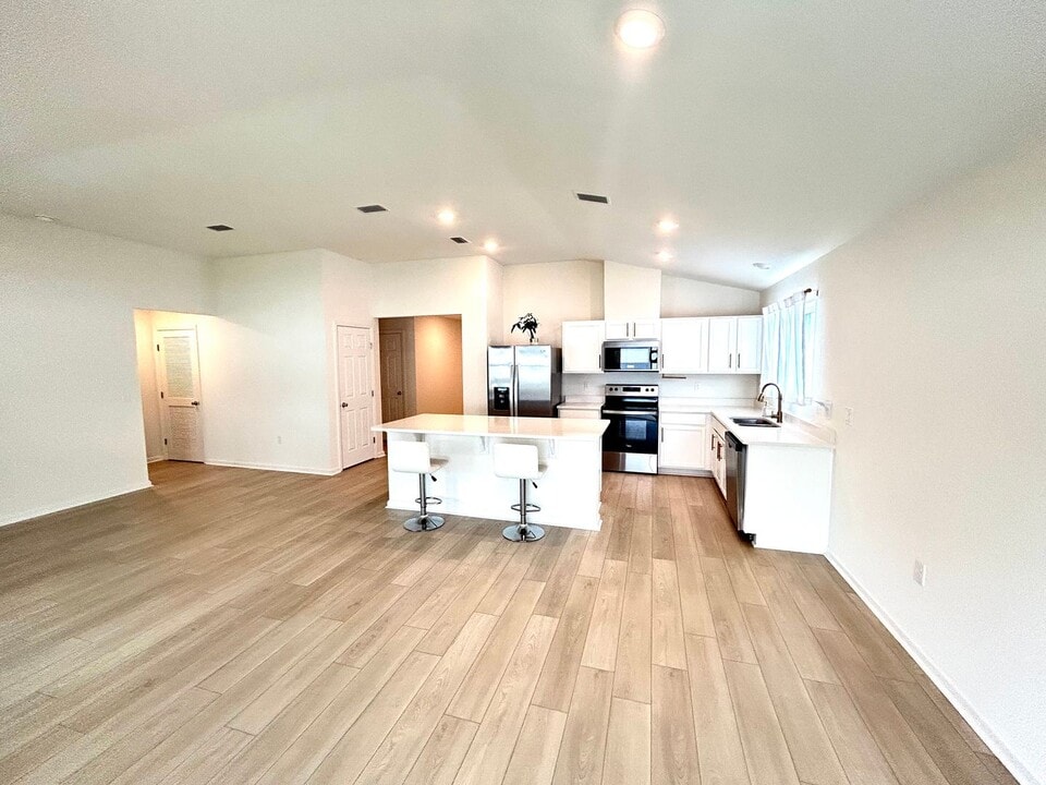 1046 Panther Lk Pkwy in Jacksonville, FL - Building Photo
