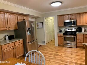 8 Amanda Ct in Saratoga Springs, NY - Building Photo - Building Photo