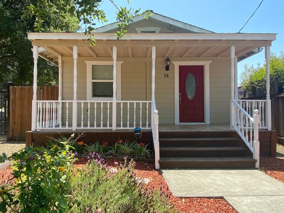 14 Grandview Ave in Petaluma, CA - Building Photo