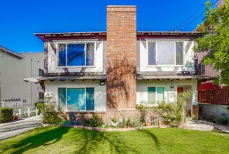 5324 Whitsett Ave-Unit -5326 Whitsett Ave in Los Angeles, CA - Building Photo - Building Photo