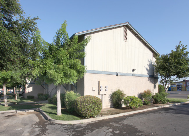 Orchard Manor Apartments in Orosi, CA - Building Photo - Building Photo