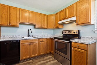 301 Pepper Mill Ct in Norfolk, VA - Building Photo - Building Photo