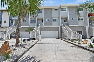 2323 Seminole Rd in Atlantic Beach, FL - Foto de edificio - Building Photo