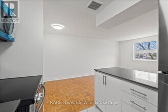 7555 Goreway Dr in Mississauga, ON - Building Photo - Building Photo