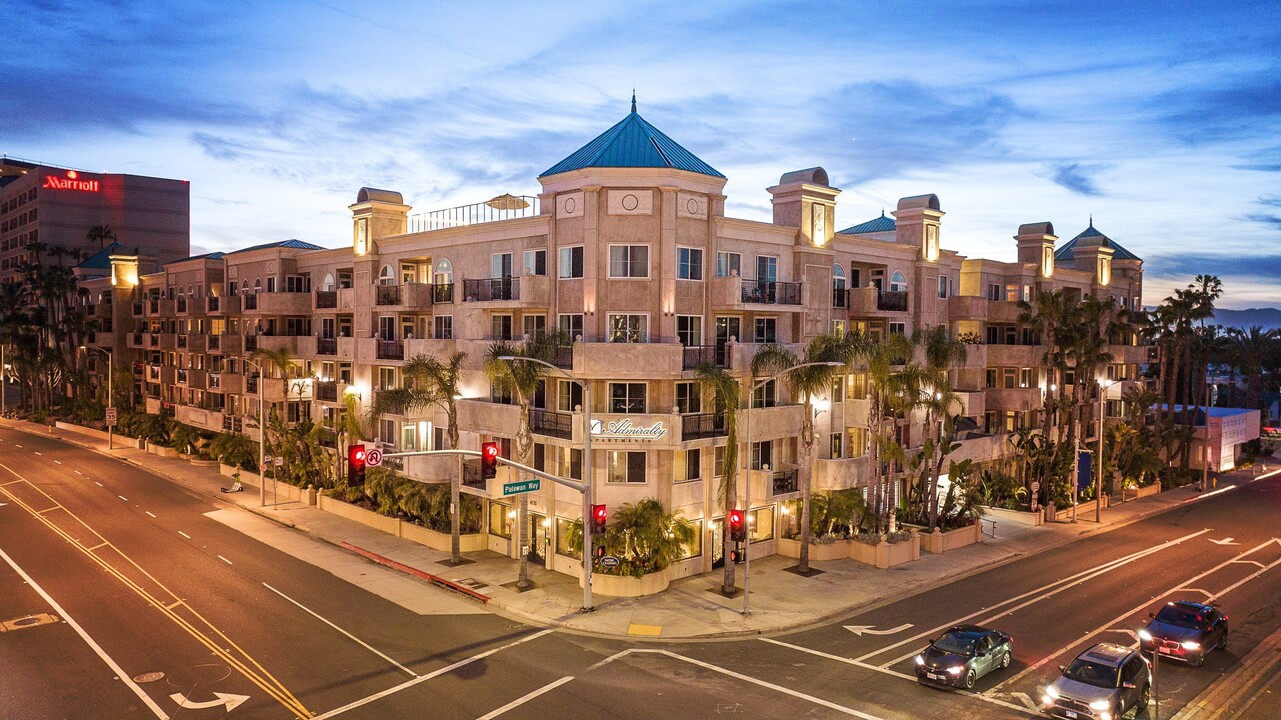 The Admiralty in Marina Del Rey, CA - Foto de edificio