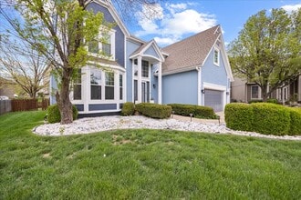 8004 W 146th St in Overland Park, KS - Foto de edificio - Building Photo