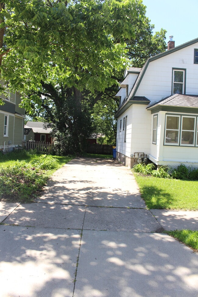 145 South St, Unit B in Owatonna, MN - Building Photo - Building Photo