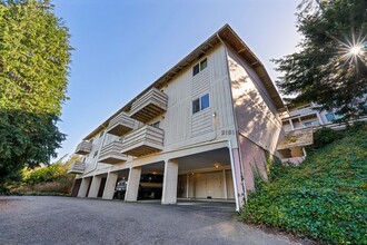 Village View Apartments in North Bend, OR - Foto de edificio - Building Photo