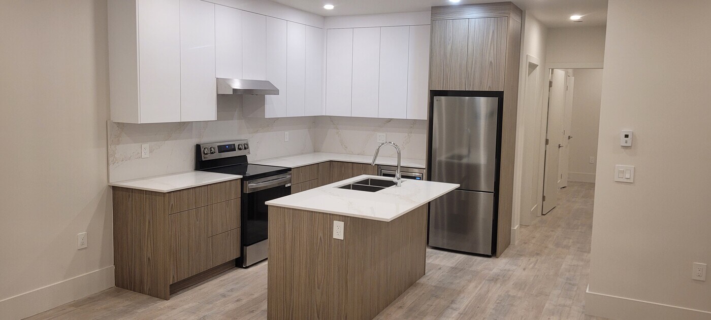 5813 Canada Way in Burnaby, BC - Building Photo