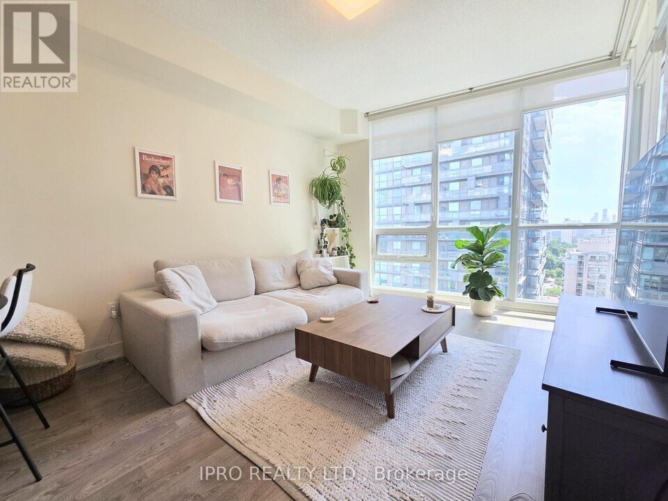 30-1930 Roehampton Ave in Toronto, ON - Building Photo