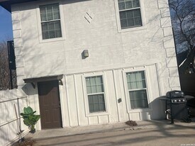 1750 W Craig Pl in San Antonio, TX - Building Photo