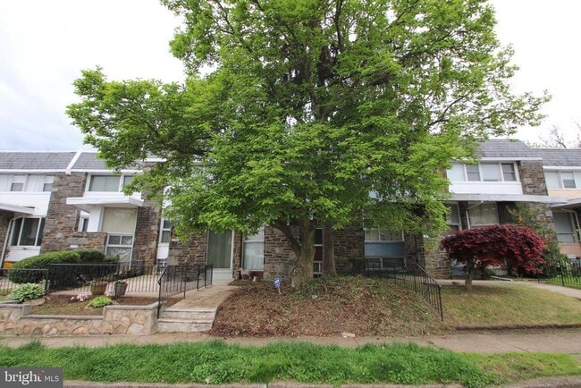 property at 2734 W Country Club Rd