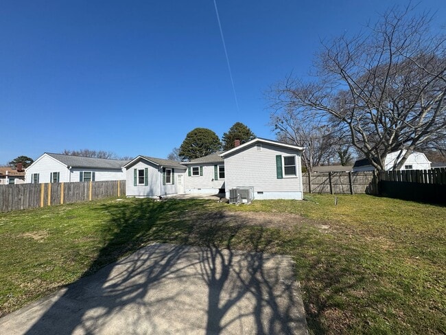 38 Eastmoreland Dr in Hampton, VA - Building Photo - Building Photo
