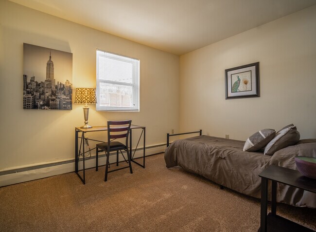 901 W Aaron Dr, Unit E in State College, PA - Building Photo - Building Photo