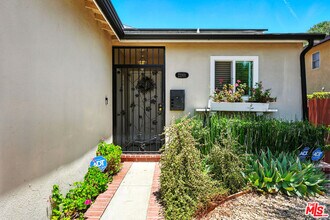 22101 Buenaventura St in Los Angeles, CA - Building Photo - Building Photo
