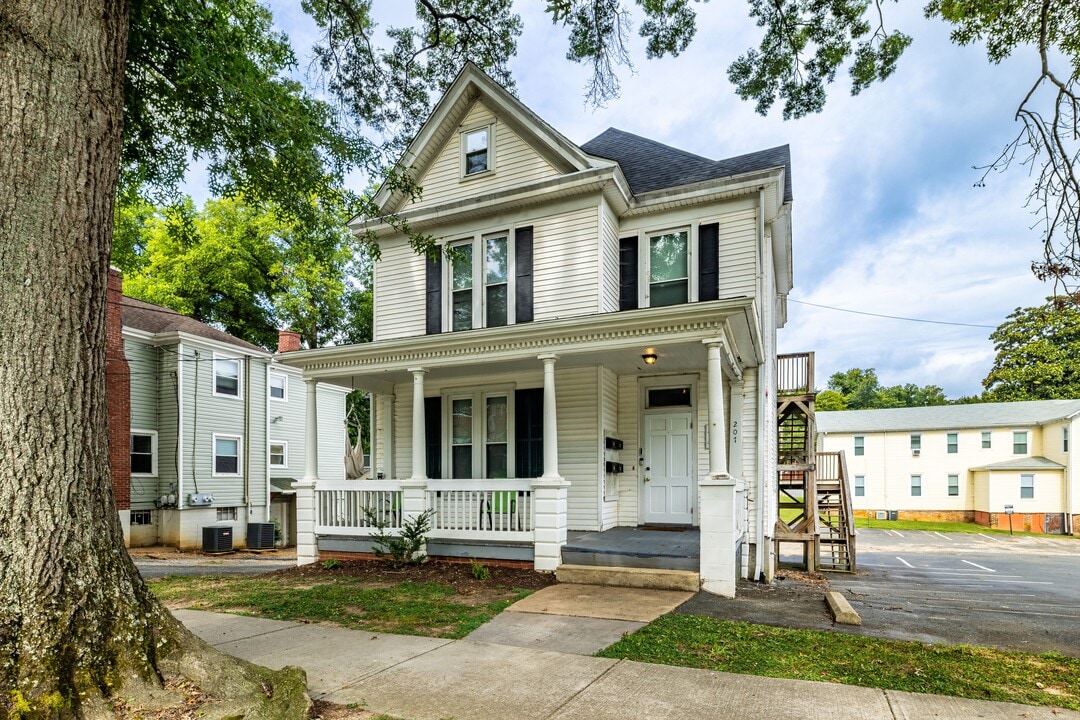 207 Saint George St in Farmville, VA - Building Photo