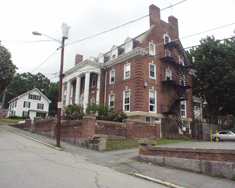 35 Holt St in Fitchburg, MA - Foto de edificio