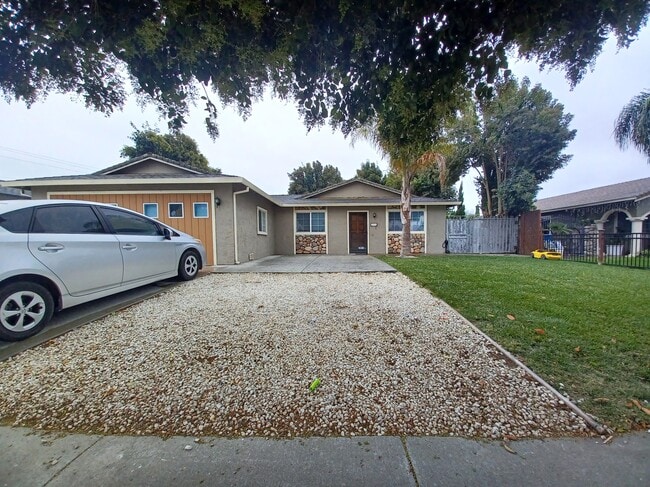 1111 Central Ave in Hollister, CA - Foto de edificio - Building Photo