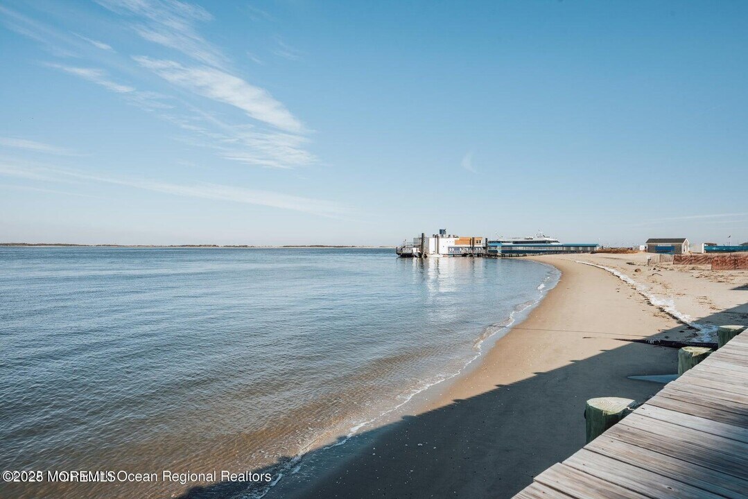 330 Shore Dr in Highlands, NJ - Building Photo