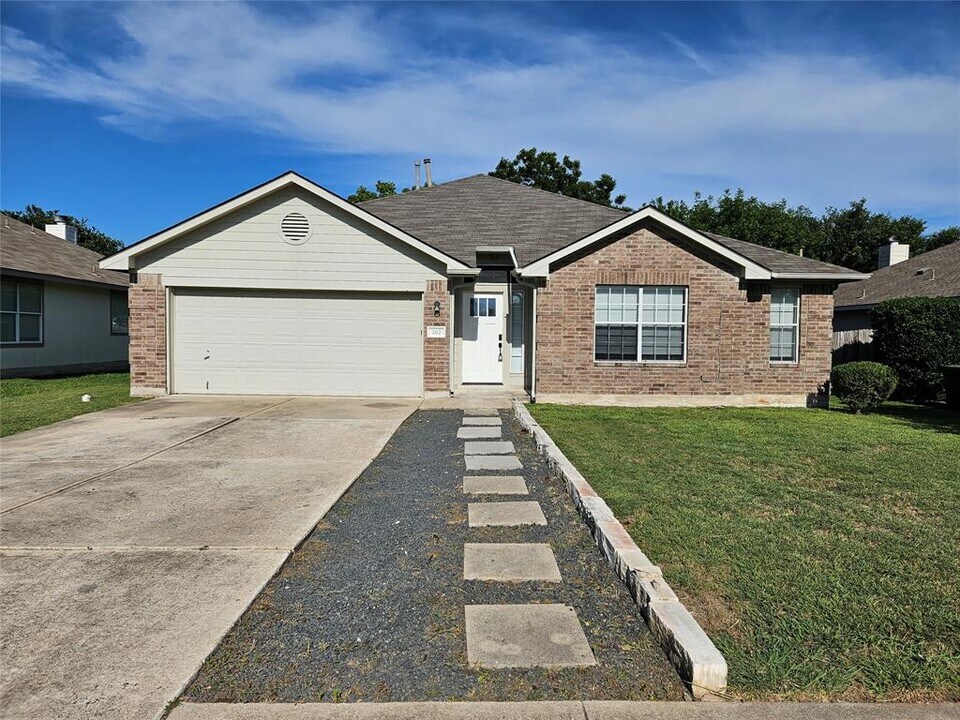 202 N Pauley Dr in Hutto, TX - Building Photo