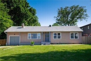 1861 W Deane St in Fayetteville, AR - Building Photo