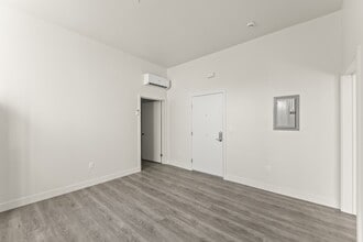 11201 Main St in Los Angeles, CA - Building Photo - Building Photo