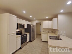 20309 85th Ave Ct E in Spanaway, WA - Foto de edificio - Building Photo