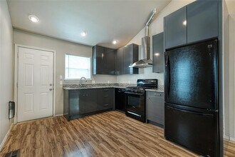 2705 La Mesa Dr in Austin, TX - Building Photo - Building Photo