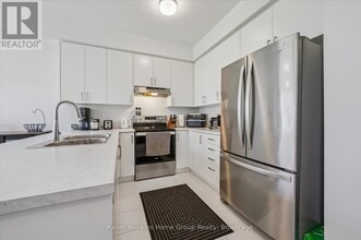 13 Edminston Dr in Fergus, ON - Building Photo - Building Photo