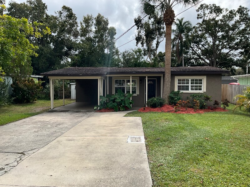 10924 124th Ave N in Largo, FL - Foto de edificio