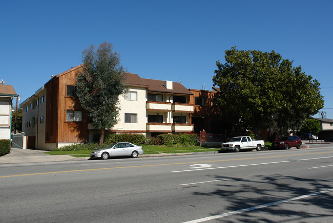 12207 Riverside Dr in Valley Village, CA - Building Photo - Building Photo