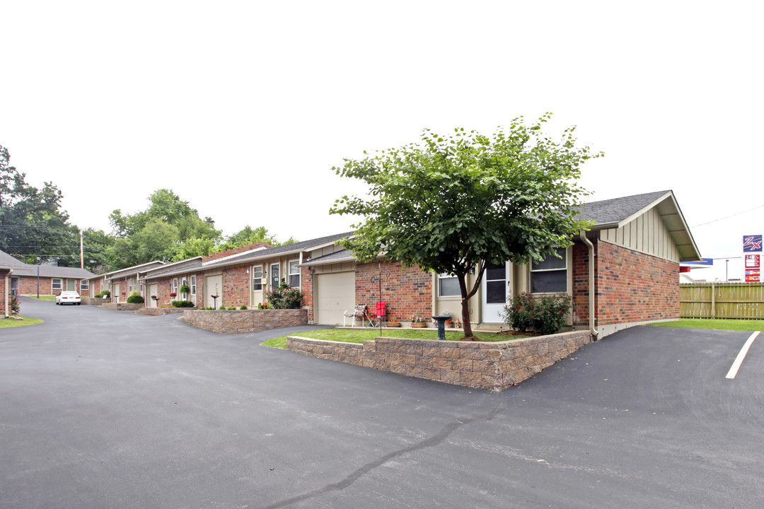 Woodgate Village in St. Charles, MO - Foto de edificio